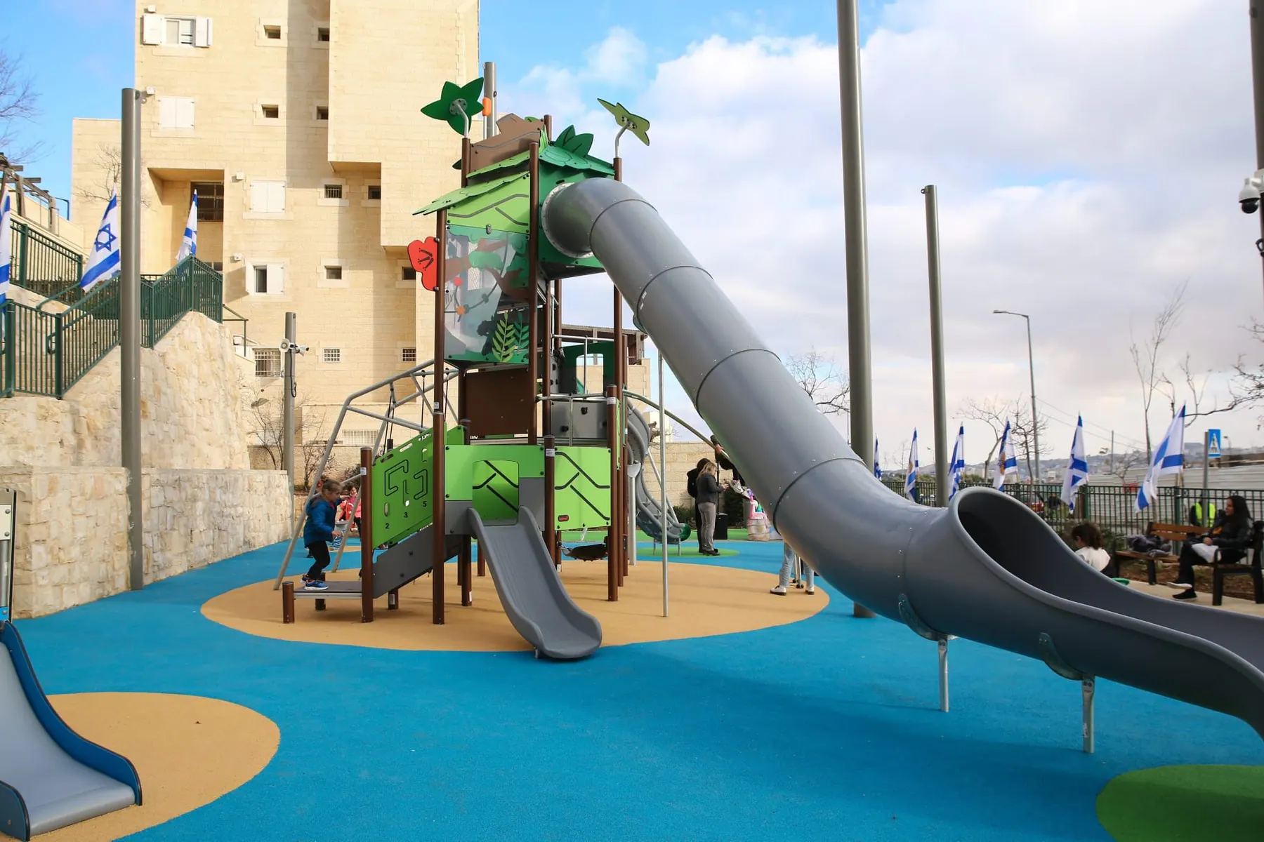 גן המשחקים המשודרג חיים מרינוב בירושלים - תמונה 2